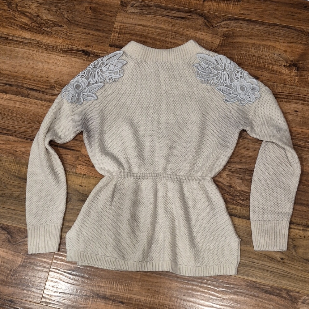 💙Cream Women's Pullover Sweater with Shoulder Lace Appliqué